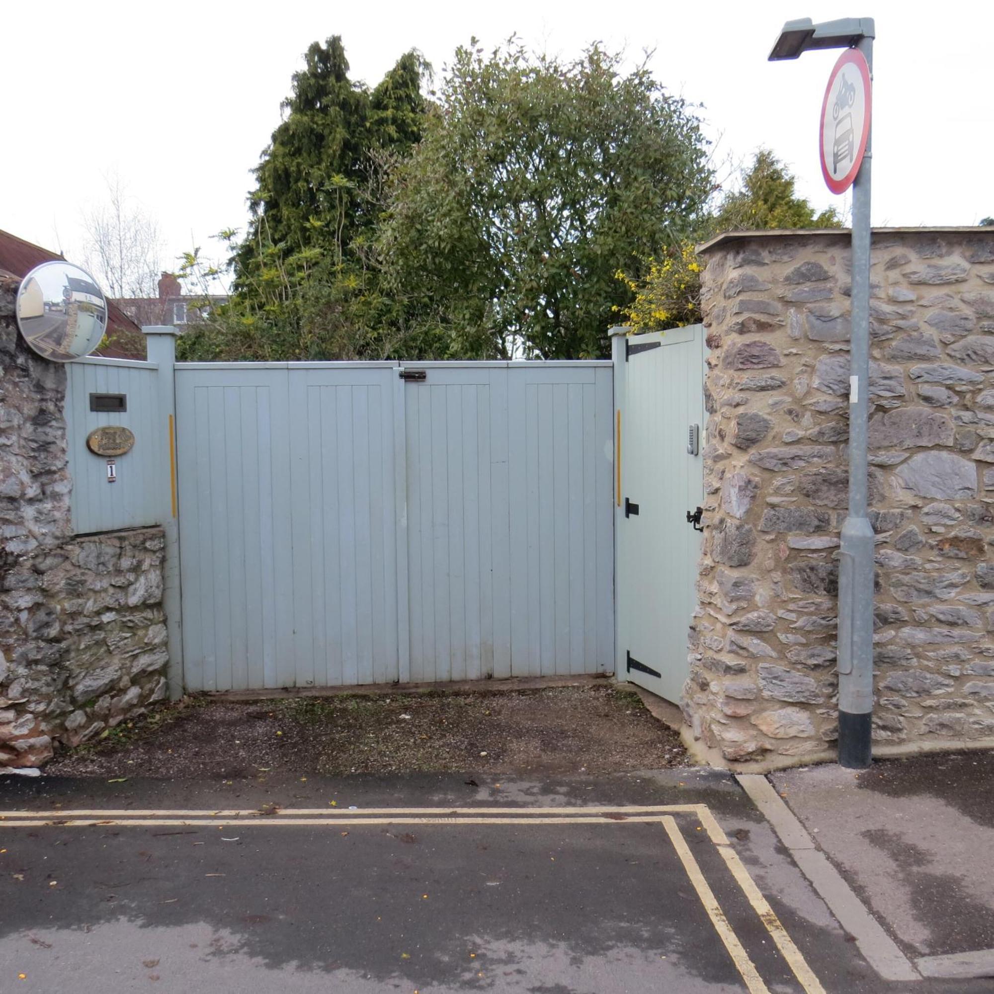 Frog Palace - Secure Parking-Outside Area-Topsham-Exeter-Beach-Chiefs-Wifi Room photo